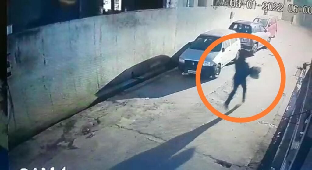 The miscreants looted 12 lakhs by entering the flat in Balkeshwar, were caught on CCTV while fleeing