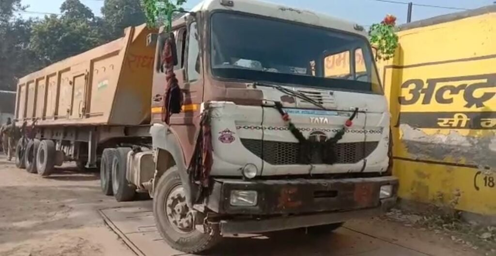 Old man dies after being hit by dumper, police reached the spot, had to face the anger of the crowd, know why