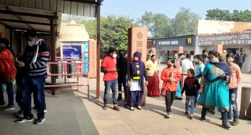 Decline in the number of tourists, fear of lockdown, tourism businessmen
