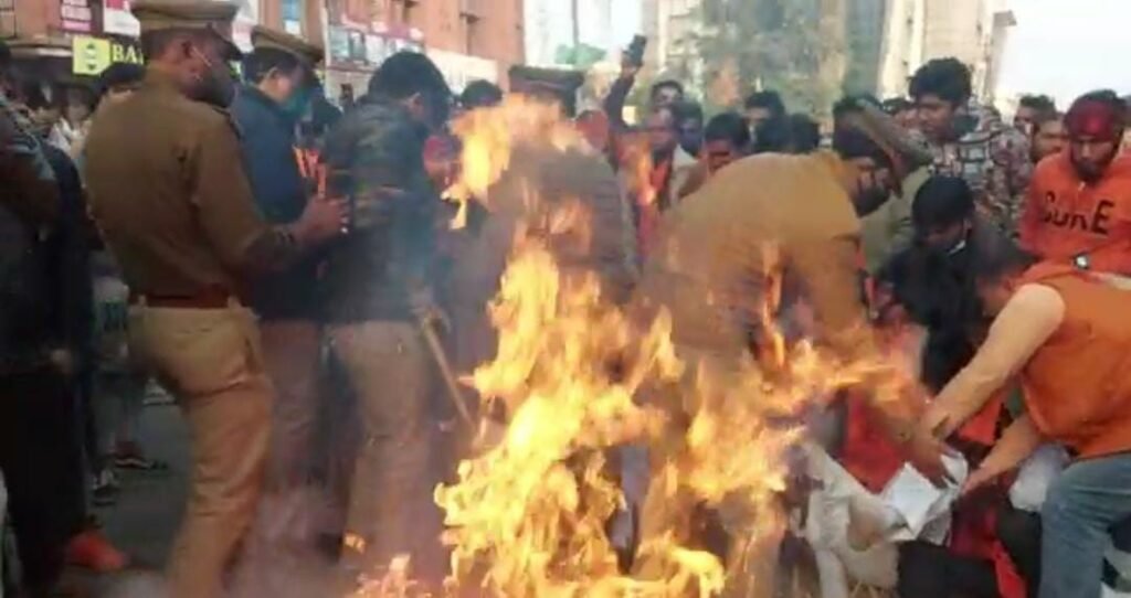 Hinduist leaders attempted self-immolation in the controversy over the demolition of the temple, the police present on the spot stopped