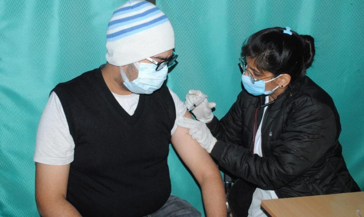 More than fifty lakh corona vaccine doses were applied in a year in Agra district