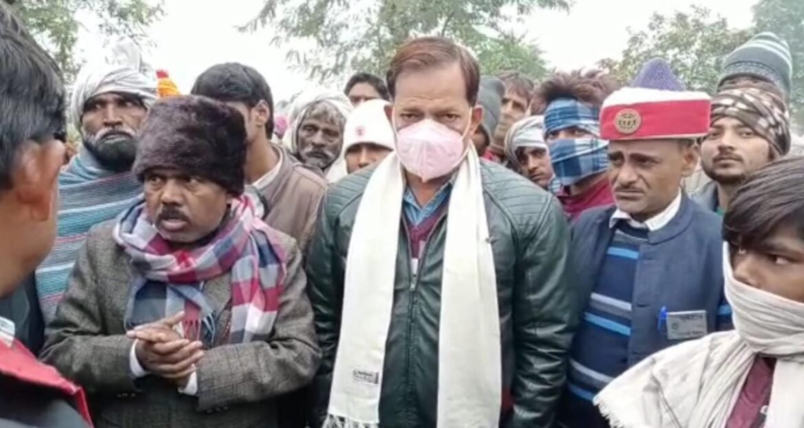 Farmer going to open defecation was trampled by unknown vehicle, death on the spot, angry people jammed