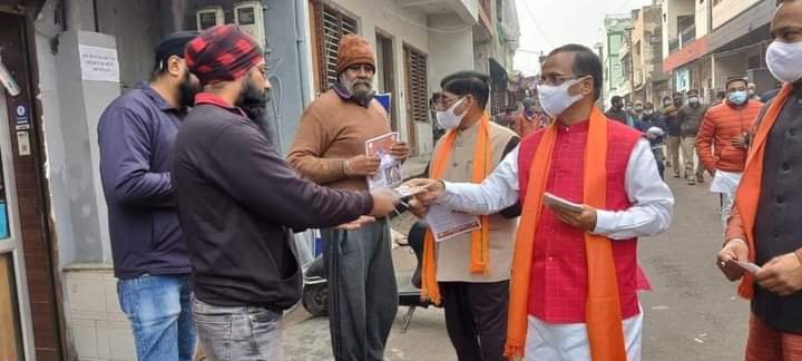 Deputy CM Dinesh Sharma did door to door public relations in Agra, sought support for this candidate