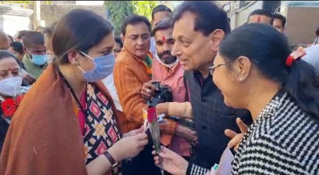 Union Minister Smriti Irani came to Agra attacked Congress-SP - 'These people were missing during the Corona period'