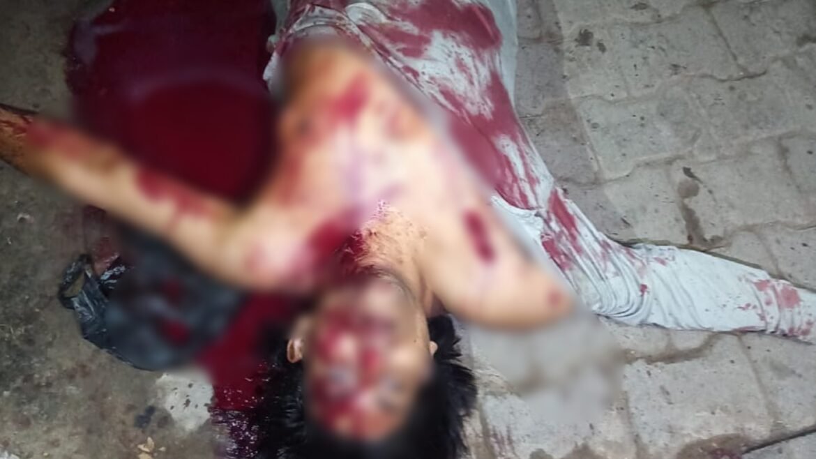 Murder of a young man by stabbing him with knives in Etmaddaula area, police reached the spot and started investigation