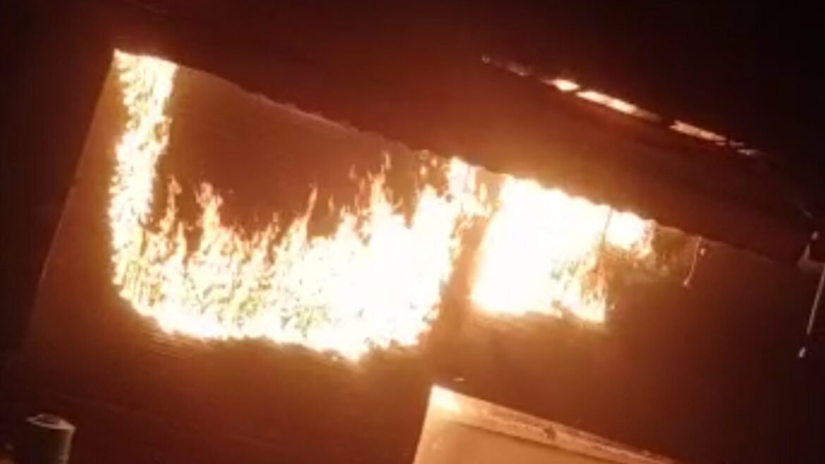 Fire breaks out in readymade garment showroom in Mantola, loss of lakhs of rupees