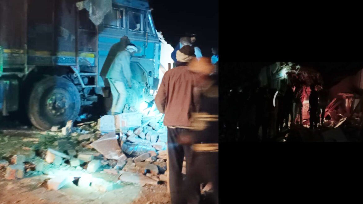 High speed truck entered the house breaking the electric pole, the house shop collapsed, elderly injured