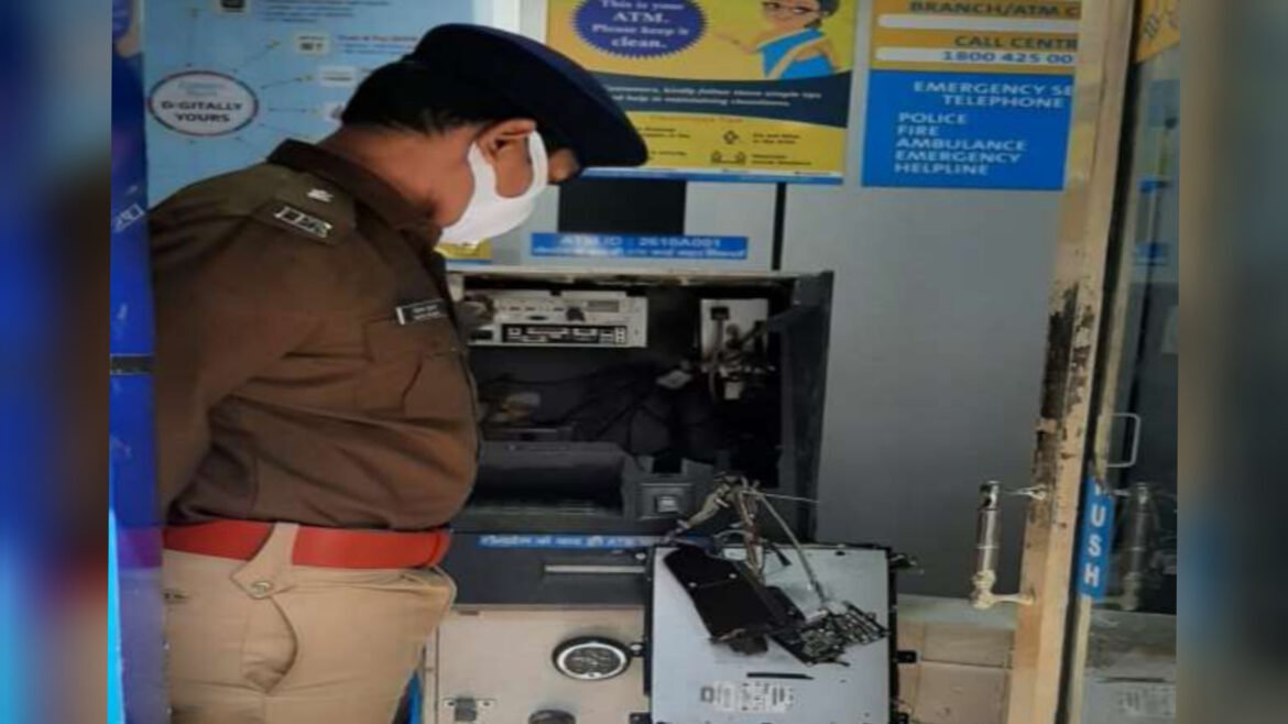 Police-administration stirred up due to ATM breaking incident in Shahganj, team engaged in disclosure