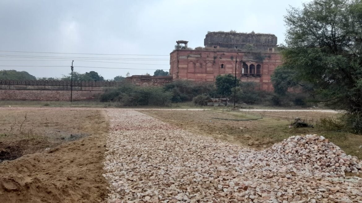 Preparation of big project adjacent to the wall of Sikandra memorial, illegal construction going on for 10 days, case filed against them