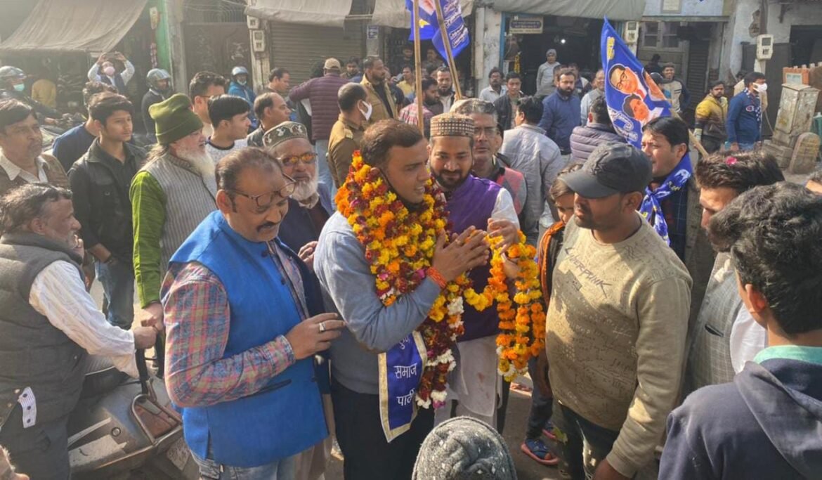 Prajapati in Rajnagar and Muslim society in Lohamandi gave a grand welcome to Ravi Bhardwaj