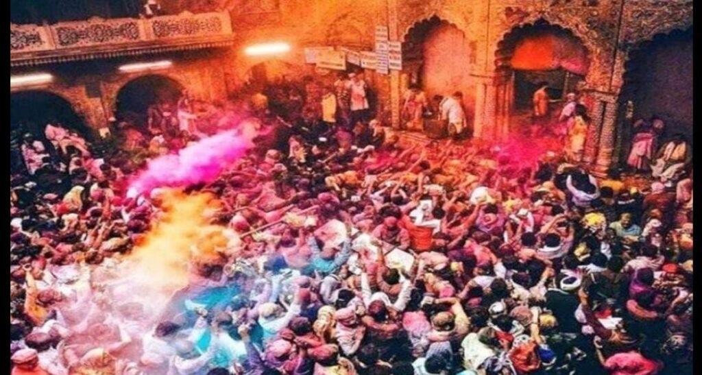 Devotees played Holi of Abir-Gulal in Banke Bihari temple, welcomed Rituraj Basant