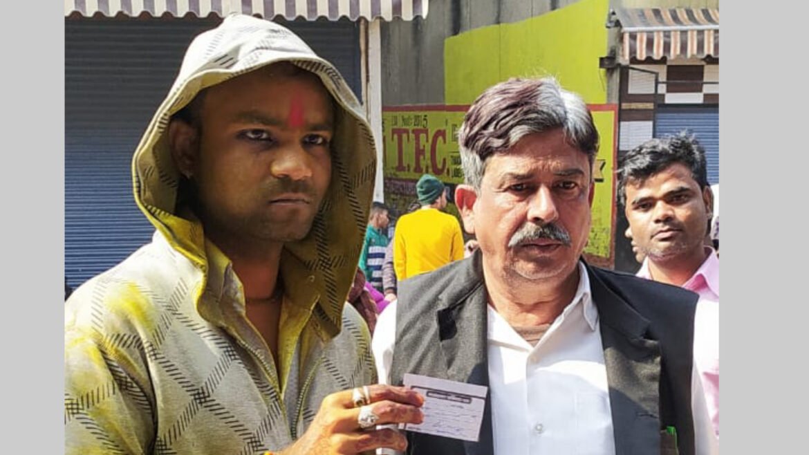 Before climbing the horse, the groom reached to vote, people praised