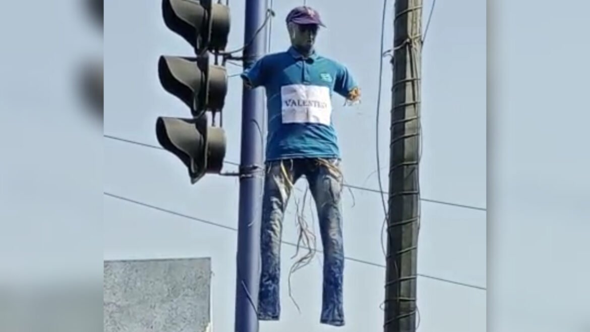 National Bajrang Dal became active on Valentine's Day, hanged the effigy of Saint Valentine.