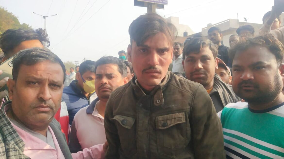 Hindutva organization caught the smuggler carrying meat from Activa, accused of cow slaughter, created a ruckus