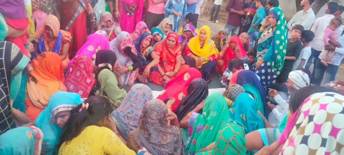 On the death of the youth in a road accident, the relatives blocked the road by keeping the dead body, accused of murder