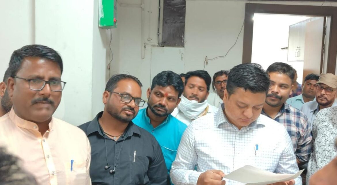 Safai Karamcharis imposed lockdown in Agra Municipal Corporation, said - 'Take back Hitler's order'