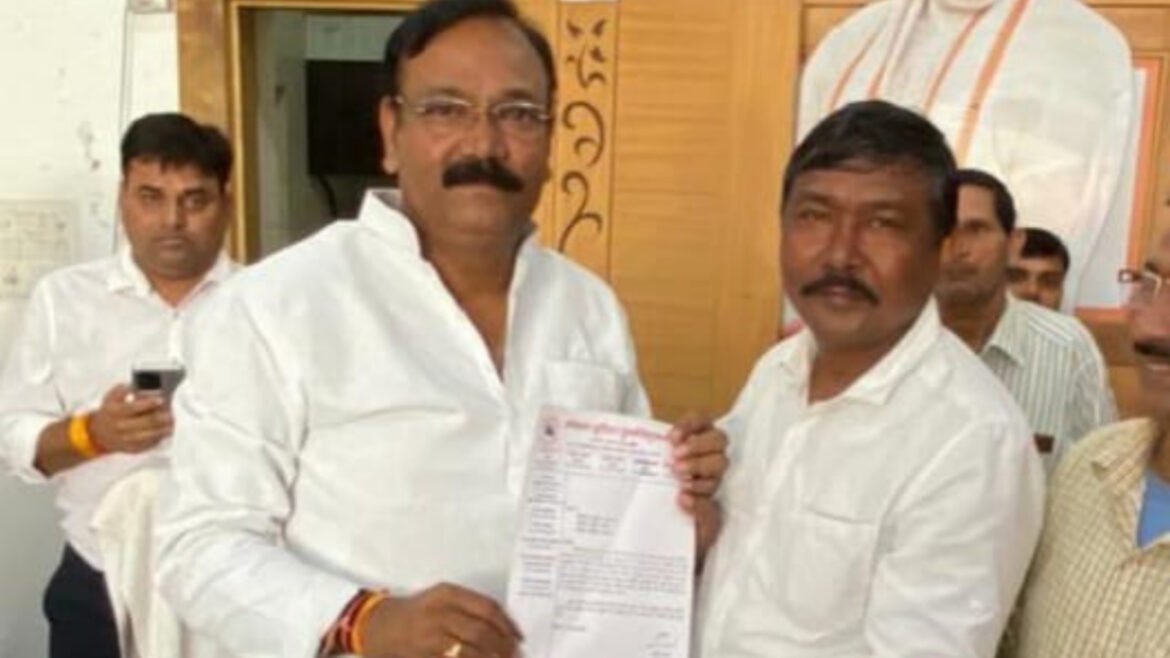 Local Tourist Association gave a memorandum to the MP to open the evacuation gate at Agra Cantt station