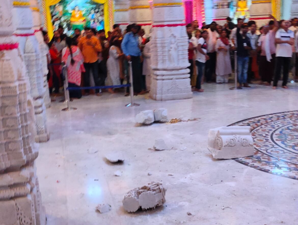 A large piece of stone fell from the roof wall in Vrindavan Prem Mandir, the devotees narrowly survived