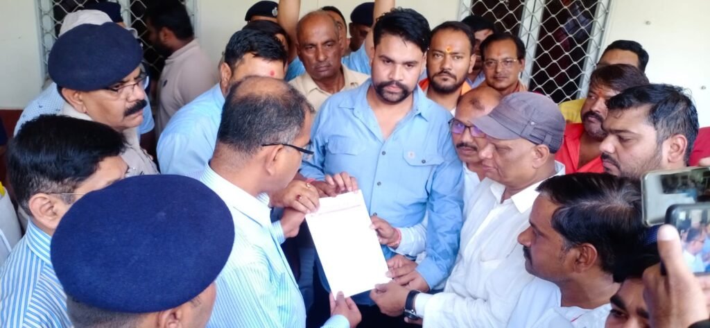 Maa Chamunda Temple Controversy: VHP Bajrang Dal lays Hanuman Chalisa outside Agra DRM office