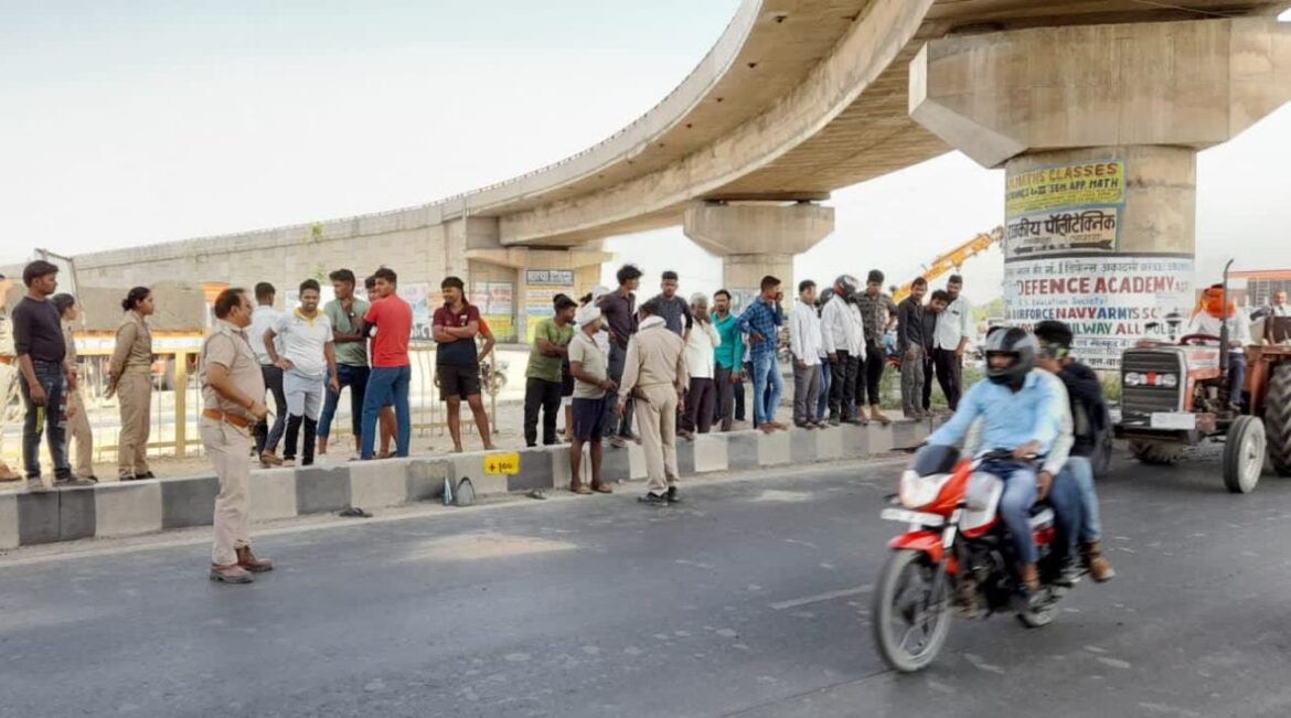 Dumper tramples two youths on Agra Gwalior Highway, painful death on the spot