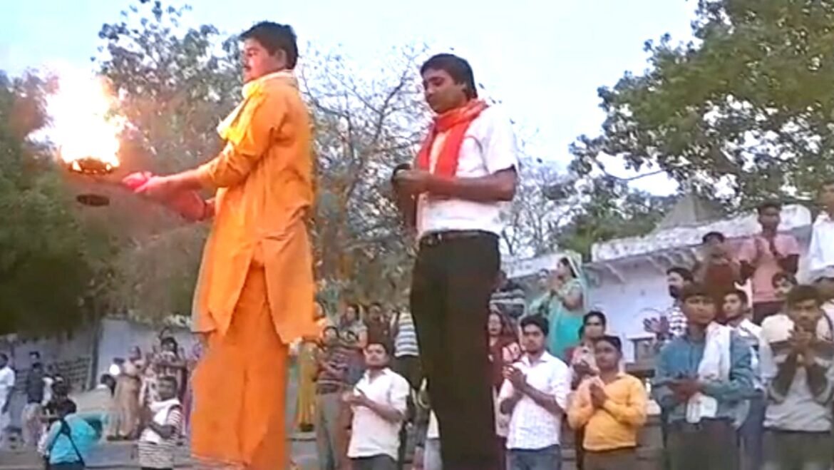 ताज़महल के पार्श्व में यमुना की आरती बनी पर्यटकों के आकर्षण का केंद्र, नदी को स्वच्छ रखना है उद्देश्य