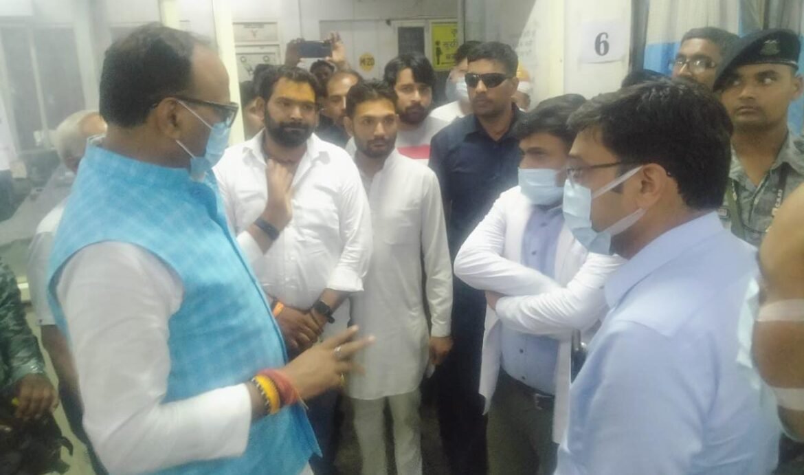 Deputy CM Brijesh Pathak did surprise inspection in Agra SN Emergency, found flaws
