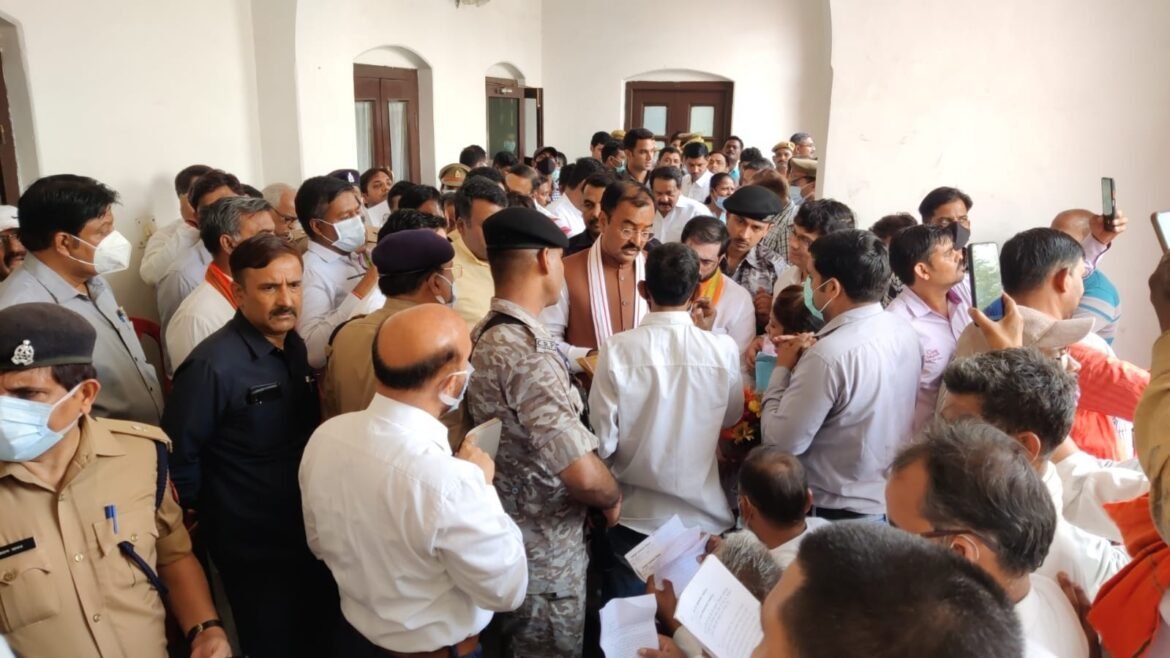 Deputy CM Keshav Prasad Maurya was doing public hearing in Circuit House, when these people reached shouting slogans