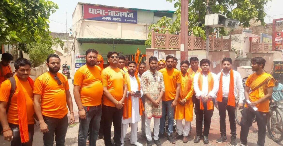 Yogi Youth Brigade workers going to take down loudspeaker from the mosque got into an argument with the police