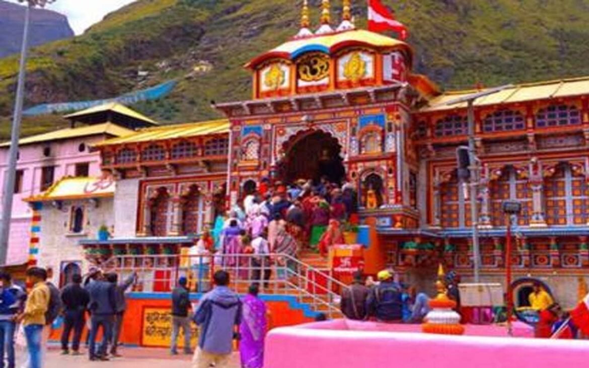 Long line up to three kilometers in Badrinath Dham,