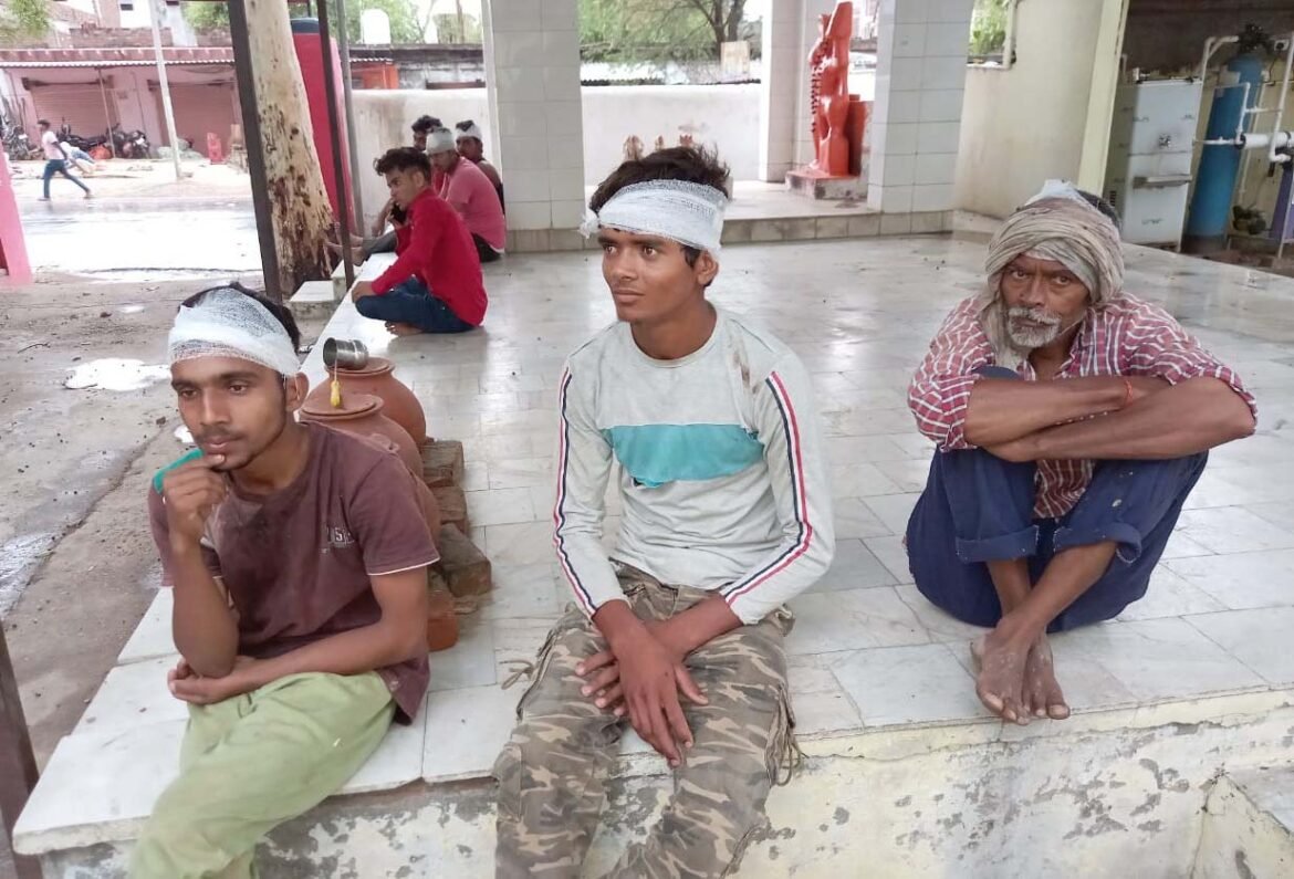 Bloody clash in Agra, half a dozen people injured in stone pelting