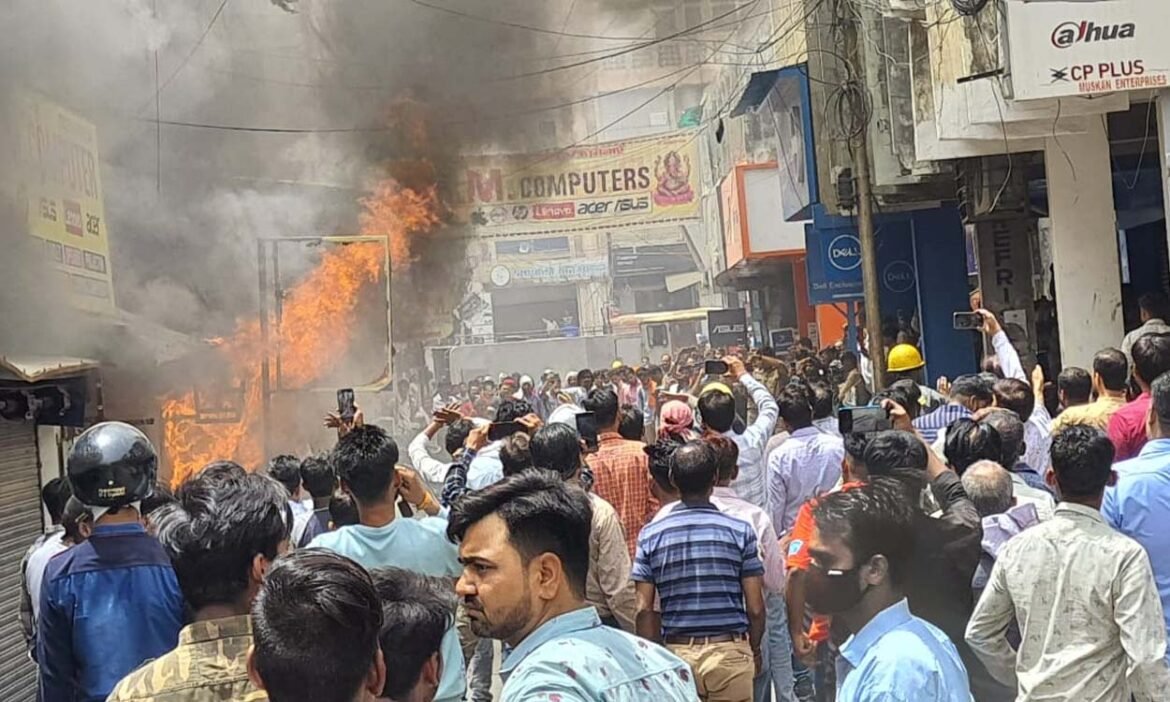 Massive fire in computer shop in Sanjay Place