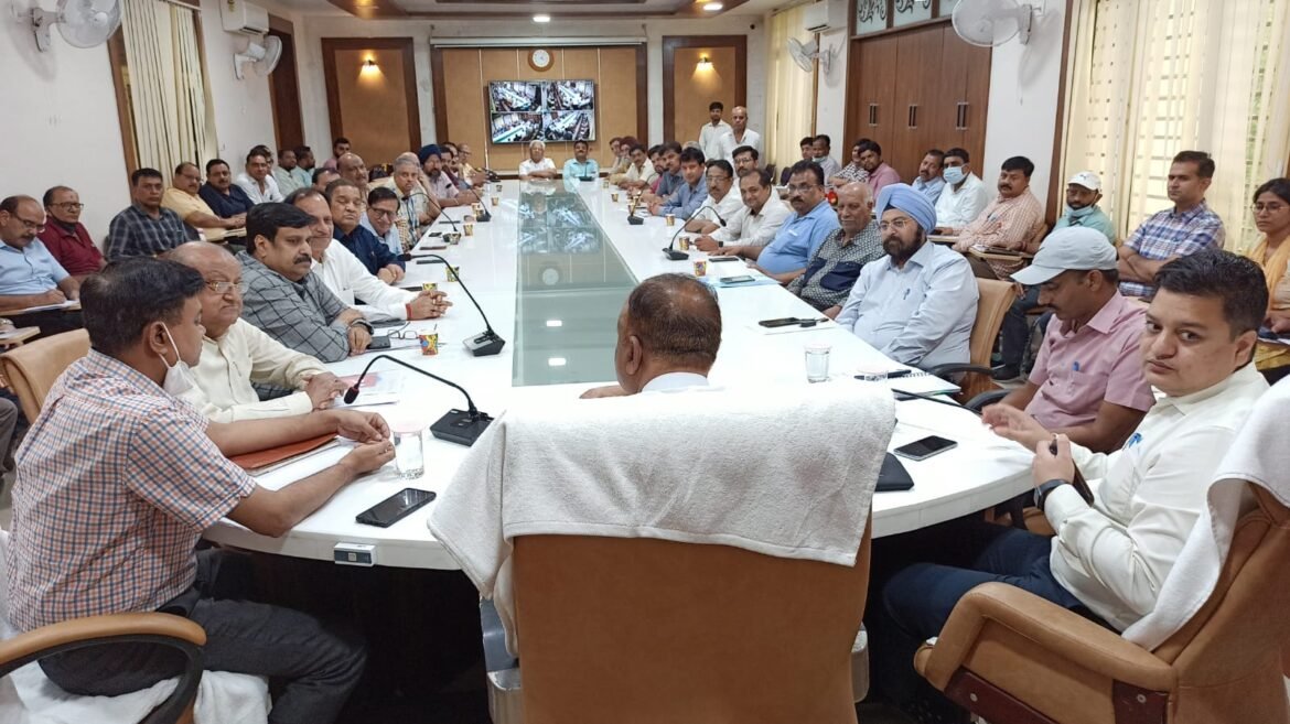 In 'Udyog Sakha', Agra traders put problems before the mayor, raised questions on tax calculation