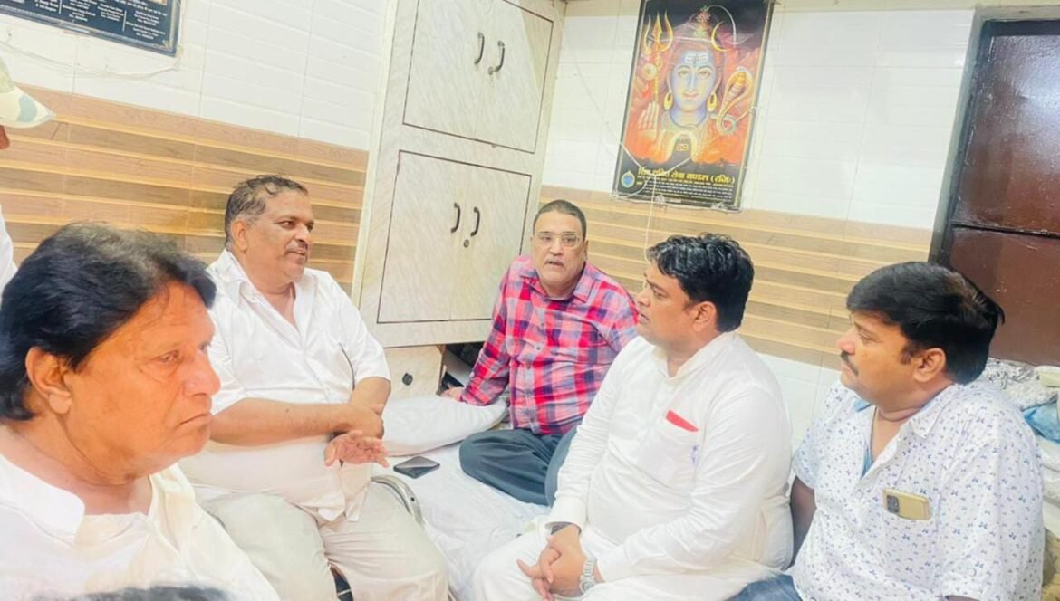SP delegation met the relatives of deceased Saraf Naveen Verma, consoled